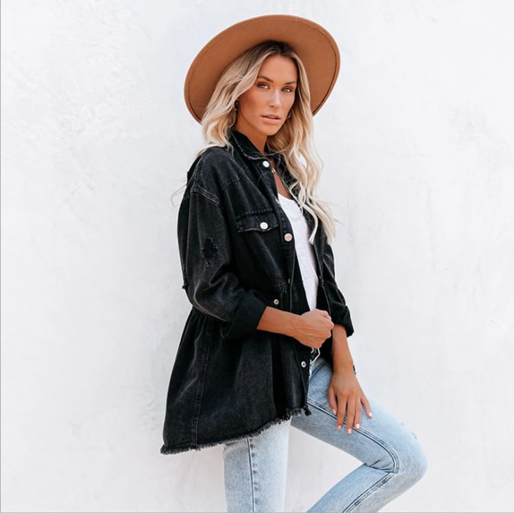 Giacca denim nera da donna, stile casual con revers e orlo grezzo. Moda primavera autunno, look unico.