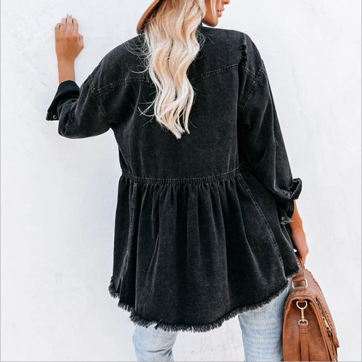 Giacca nera donna in denim con revers. Orlo grezzo per un look casual. Ideale per primavera e autunno.