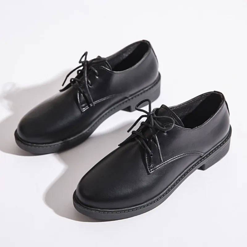 Moda donna: scarpe Oxford in pelle eleganti, disponibili in nero, marrone e avorio, ideali per comfort e stile.
