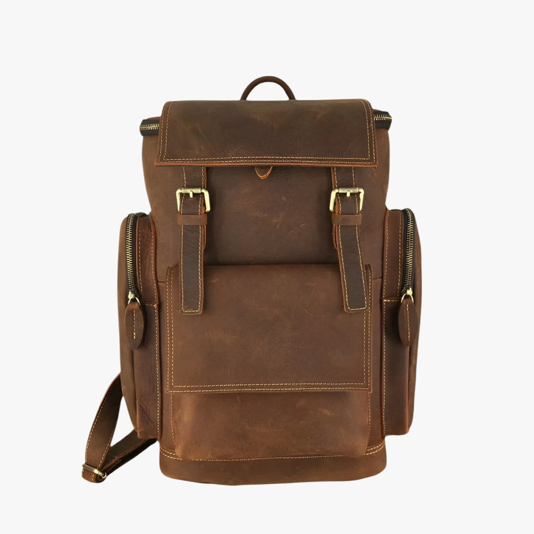 Zaino uomo versatile con patta, ideale per viaggio e spostamenti urbani. Accessorio uomo adulto, comodo e stiloso.