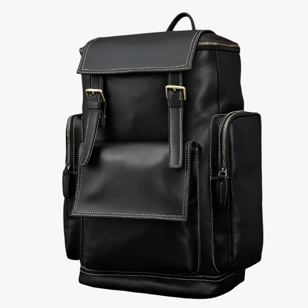 Dettaglio zaino da uomo con patta, chiusura sicura. Ideale per viaggio e uso quotidiano. Zaino regolabile, accessori.