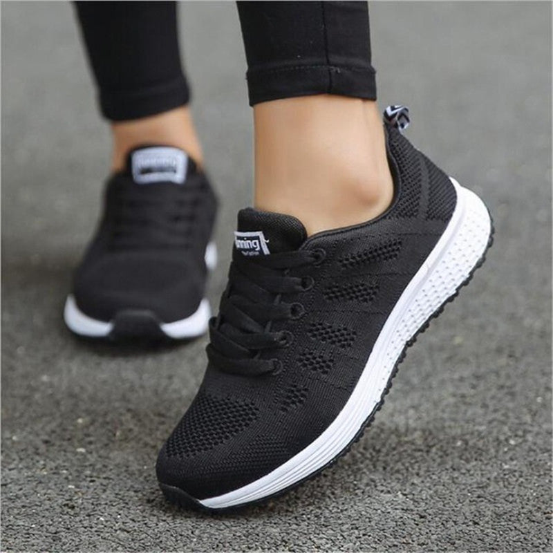 Primo piano su sneakers donna con lacci, mostrano il tessuto traspirante per un comfort ottimale tutto il giorno.