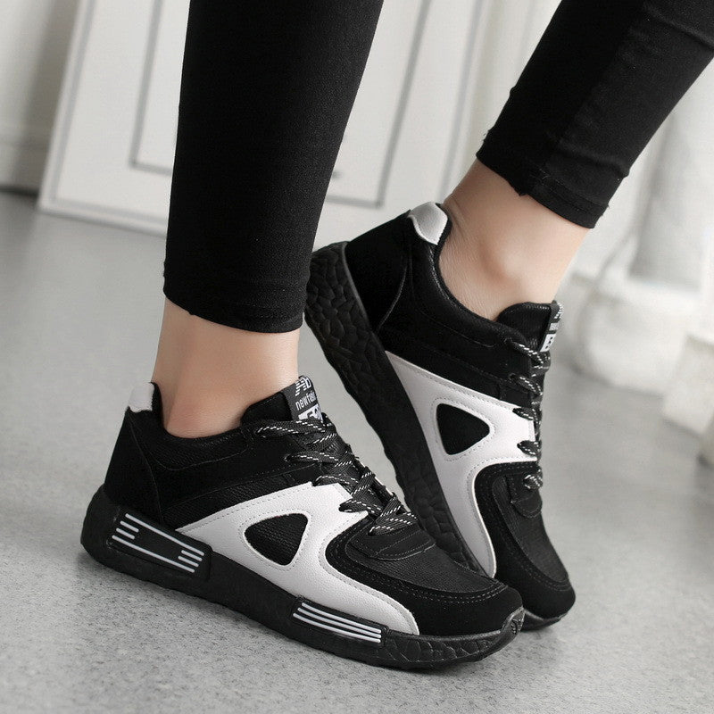 Vista laterale di sneakers donna con design traspirante, lacci robusti e suola ammortizzata per il comfort.