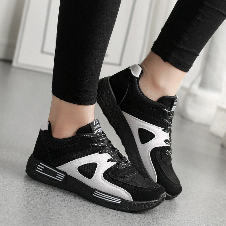 Vista laterale di sneakers donna con design traspirante, lacci robusti e suola ammortizzata per il comfort.