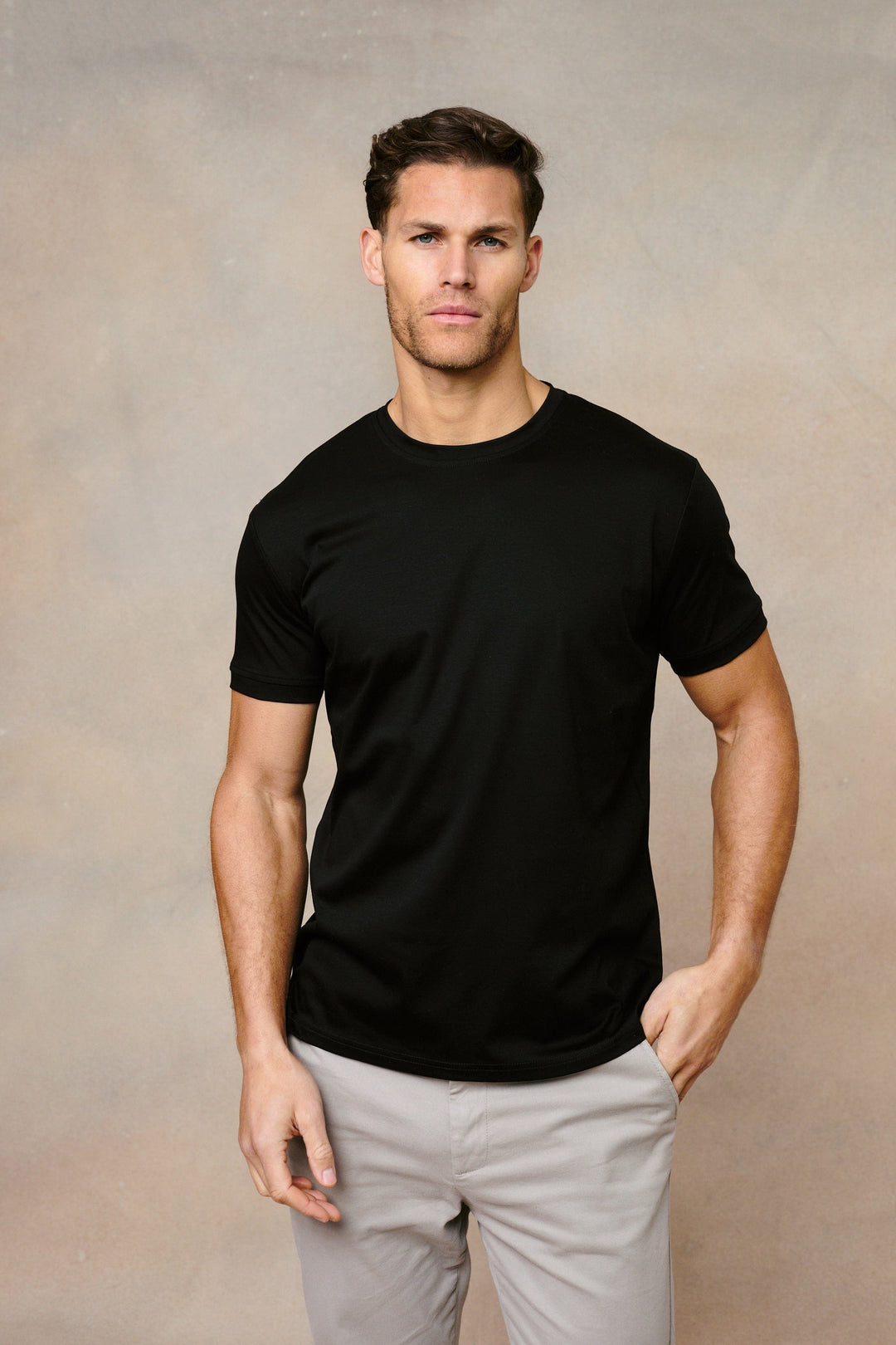 T-shirt uomo nera girocollo morbida, ideale per comfort quotidiano e stile casual. Versatile abbigliamento maschile.