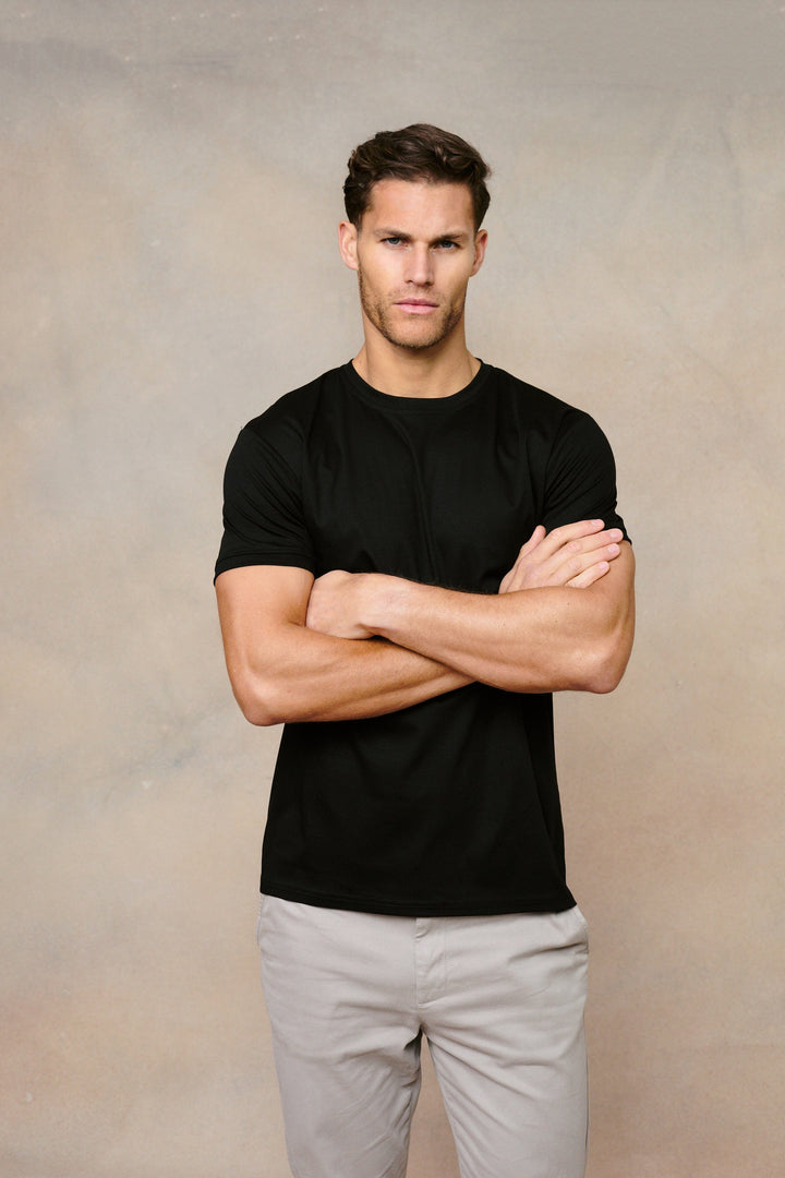 T-shirt girocollo nera da uomo, morbida e resistente, pensata per il comfort e lo stile quotidiano. Un must-have casual.