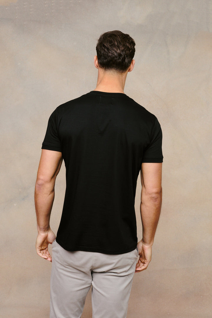 Maglietta casual nera uomo con girocollo, morbida e versatile. Ideale per un abbigliamento maschile confortevole e di stile.
