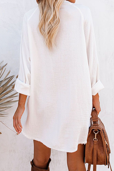Blusa donna bianca elegante, scollo a V e design patchwork. Camicetta moderna per outfit primavera estate, casual chic.