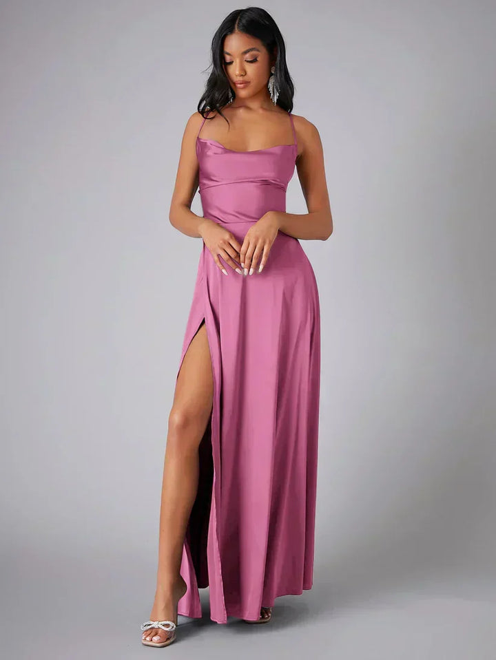 Abito da donna in satin verde smeraldo, con schiena scoperta e spacco. Perfetto per feste e serate speciali.