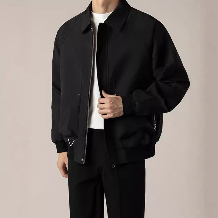 Giacca uomo bomber Harrington corta autunnale con tasconi laterali e risvolto classico, ideale per outfit casual.