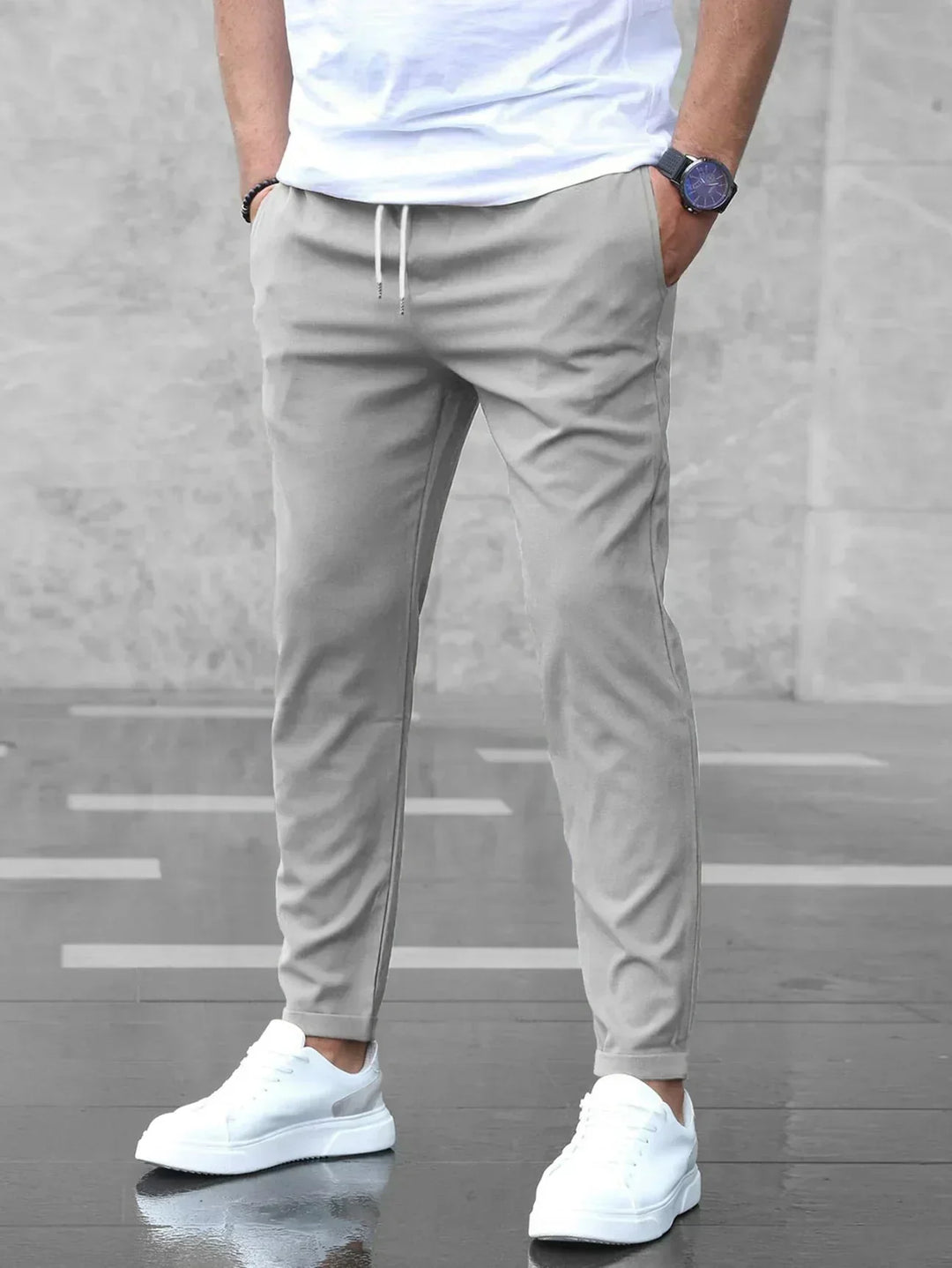 Dettaglio cintura sui pantaloni uomo slim fit elasticizzati, comfort e stile per ogni occasione.