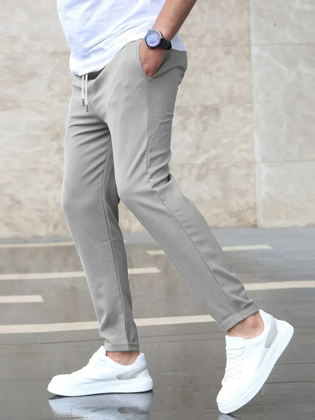 Jogger uomo slimfit elasticizzato, perfetto per un look casual elegante e comodo.