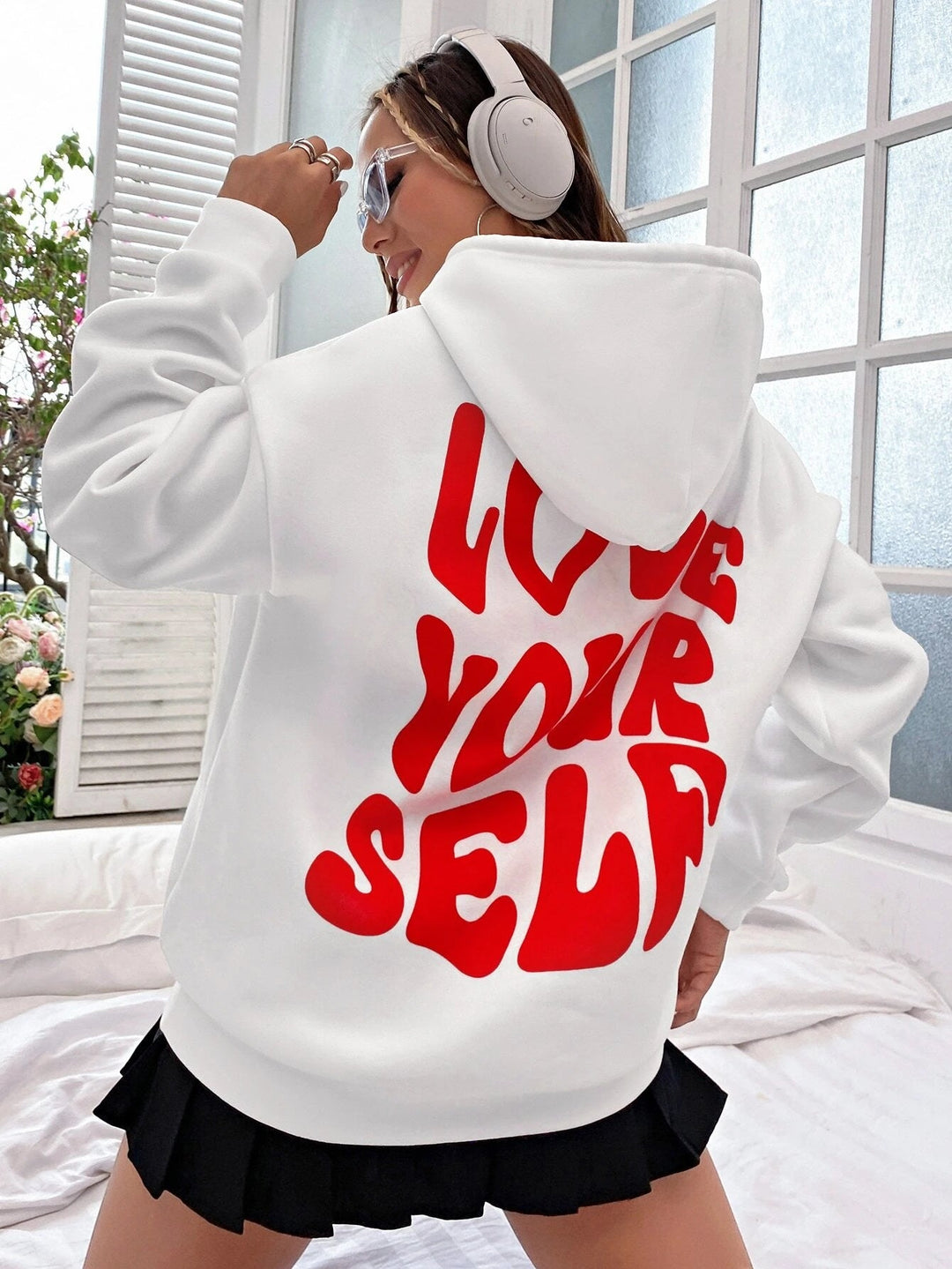 Felpa donna oversize con cappuccio, calda e avvolgente, per relax e stile alla moda in inverno.