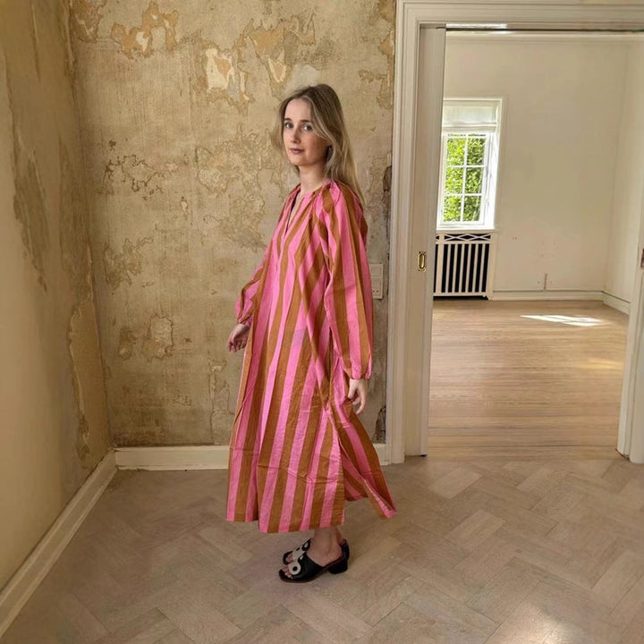 Elegante abito da donna a righe, lungo e ampio, ideale per un look casual-chic estivo alla moda.