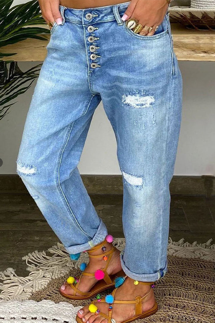 Pantaloni jeans donna a vita bassa con strappi, perfetti per un outfit casual e alla moda. Colore azzurro chiaro.