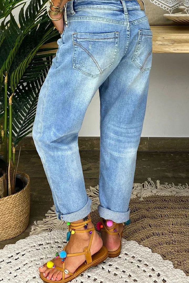 Jeans donna casual in denim azzurro chiaro, strappati e a vita bassa. Pantaloni comodi per la moda streetwear.