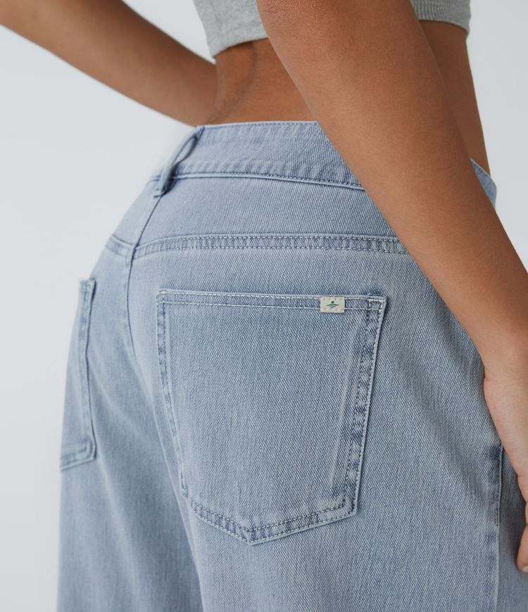 Dettaglio tessuto denim jeans donna relaxed fit, resistente e confortevole per la moda.
