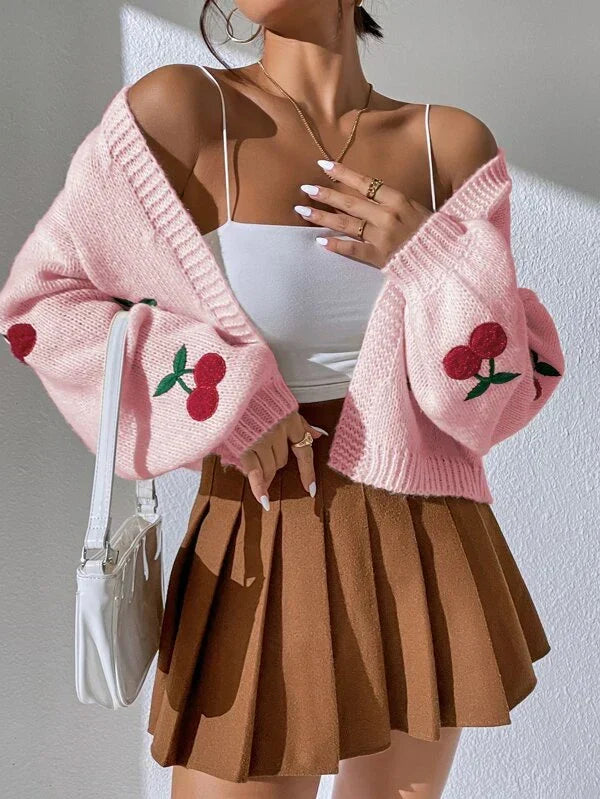 Cardigan in maglieria da donna con ricamo ciliegie. Elegante, scollo a V, perfetto per la moda femminile in primavera.