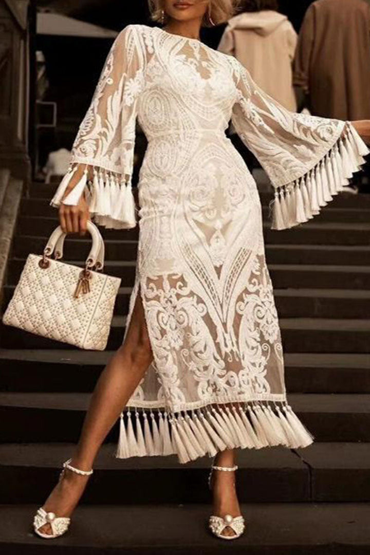 Abito dritto donna bianco con dettagli patchwork e nappe, spacco laterale. Perfetto per primavera e autunno.