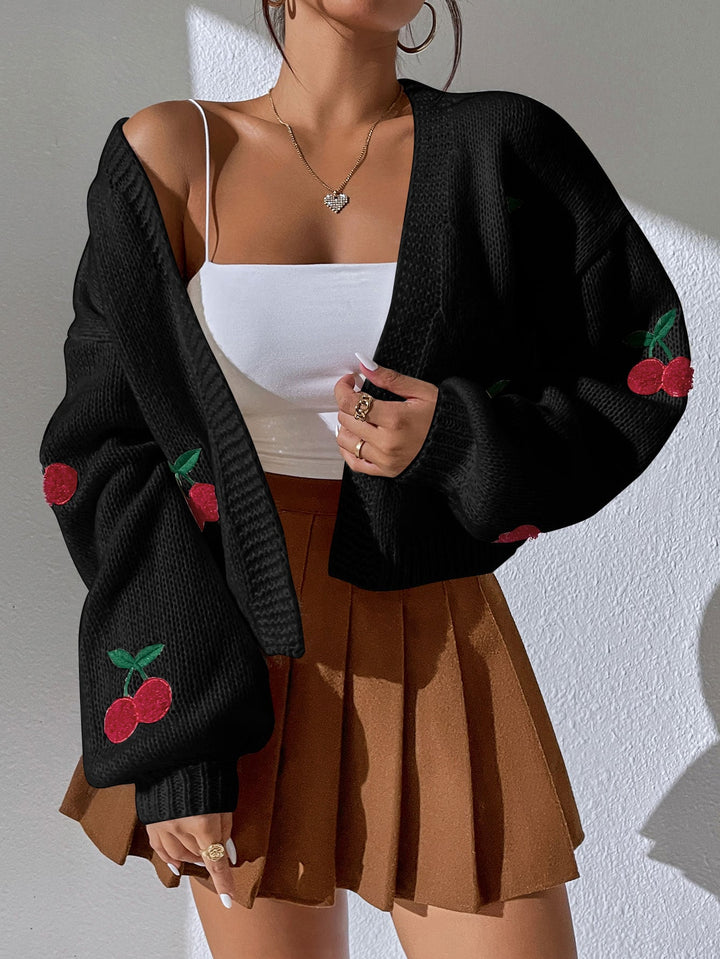 Moda femminile: cardigan lavorato a maglia con ricamo ciliegie. Un capo versatile per un look primaverile/autunnale.