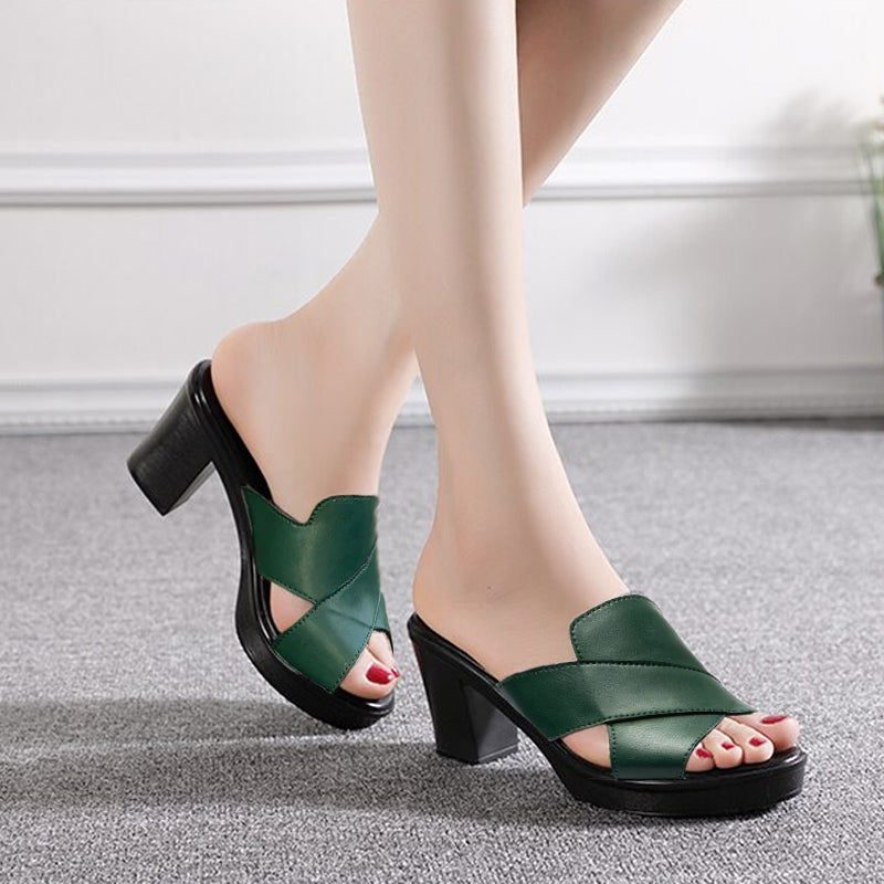 Comodi sandali con zeppa per donna, design estivo con cinturini incrociati. Scarpe alla moda per un look casual-elegante.