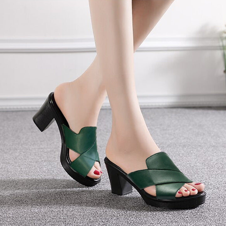 Comodi sandali con zeppa per donna, design estivo con cinturini incrociati. Scarpe alla moda per un look casual-elegante.