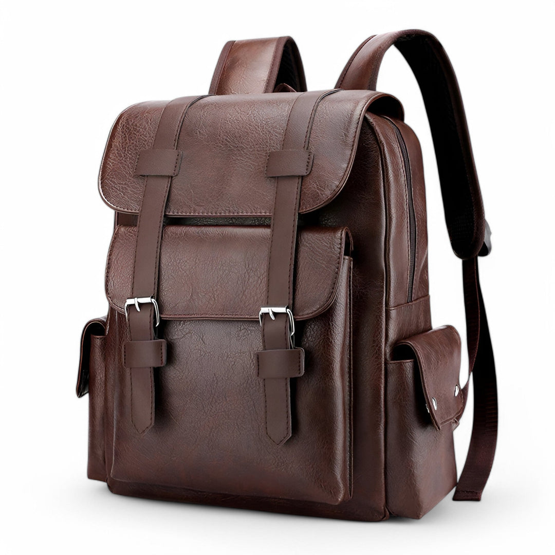 Accessorio zaino marrone per uomo, ideale per viaggio o uso quotidiano, con fibbie stile classico.