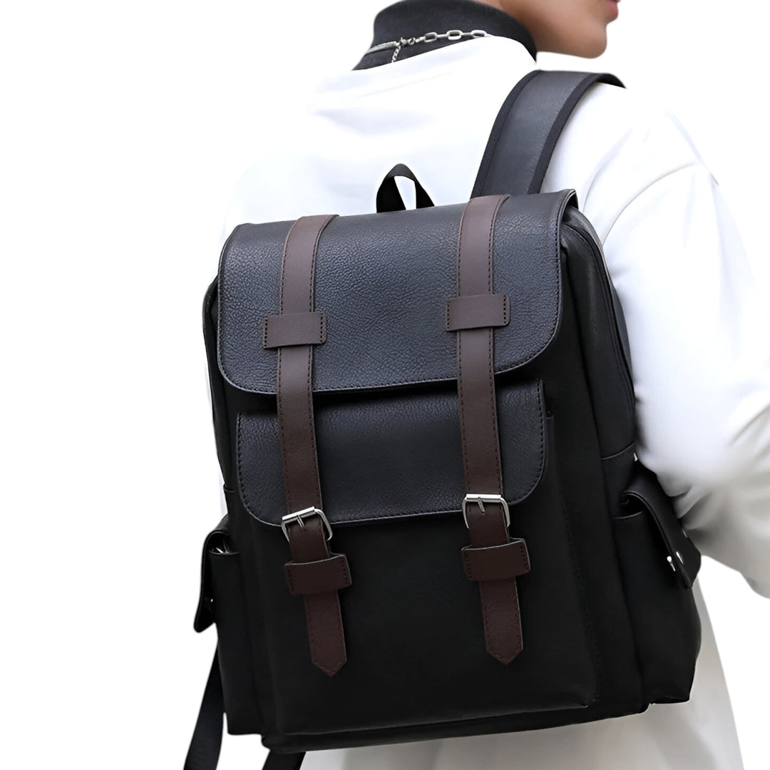 Zaino da viaggio versatile uomo, color marrone cioccolato, con robuste doppie fibbie.