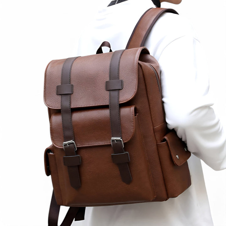 Borsa zaino uomo in pelle marrone, accessorio quotidiano elegante con doppia chiusura.