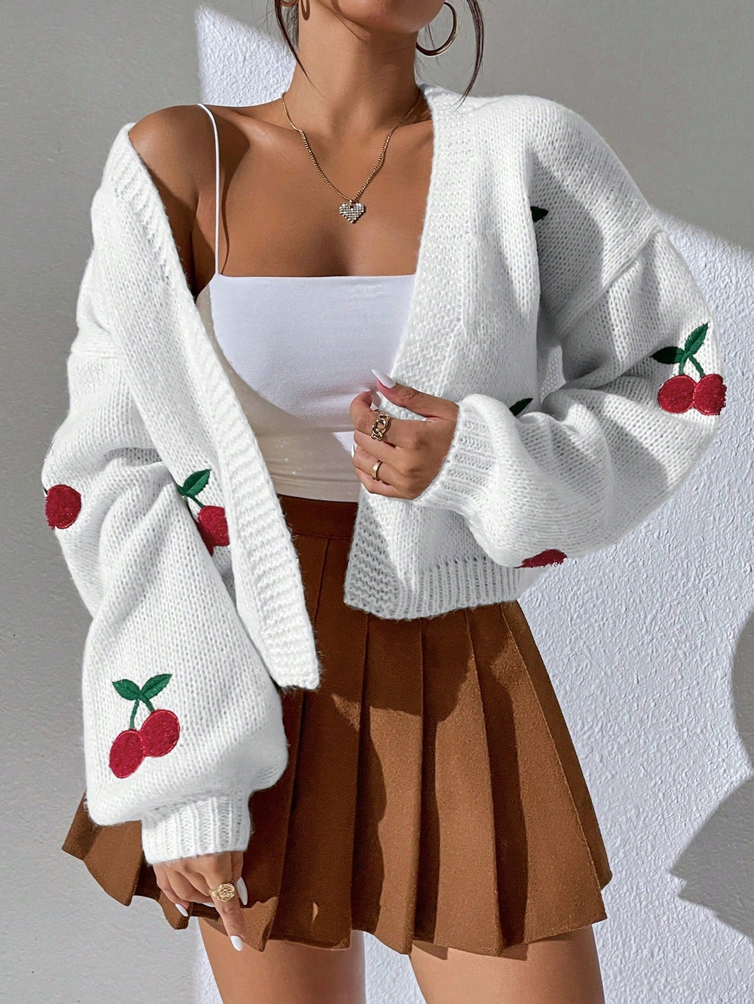 Cardigan da donna a maniche lunghe in maglia, con delizioso ricamo ciliegie. Comodo e chic per ogni stagione.