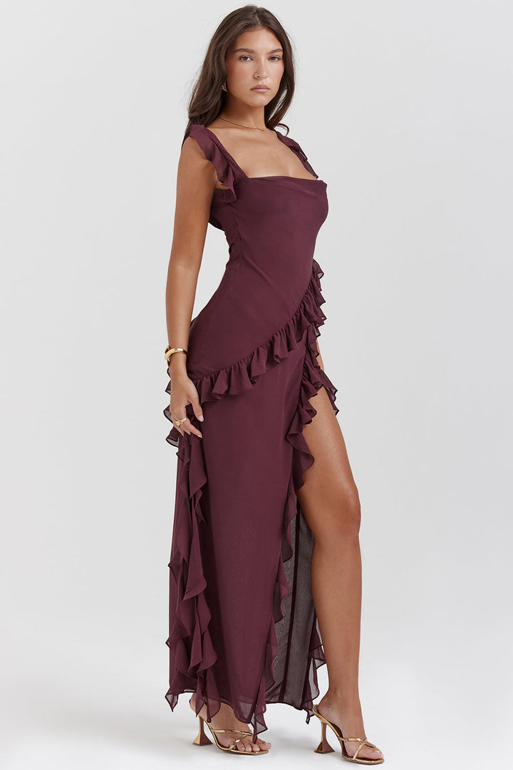 Abito lungo donna con volant e spacco, ideale per eventi eleganti primaverili ed estivi.