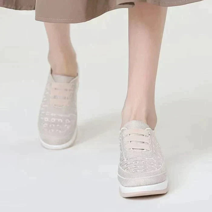 Dettaglio tomaia traspirante di sneakers uomo estive senza lacci, comfort superiore.