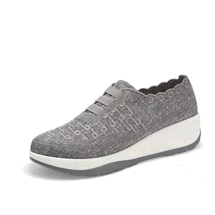 Modello di scarpe uomo estive slip-on, design moderno e traspirante.