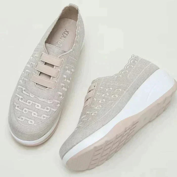 Scarpe slip-on uomo per l'estate, traspiranti e comode per lunghe passeggiate.