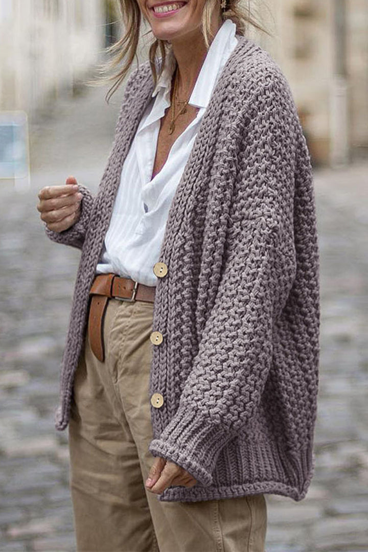 Cardigan oversize da donna elegante a coste, in maglieria spessa per comfort e stile autunnale/invernale.