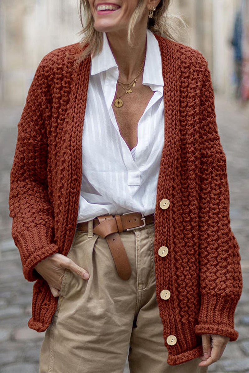 Comodo cardigan donna oversize a coste, in maglia spessa. Capo versatile e di tendenza per l'abbigliamento casual.