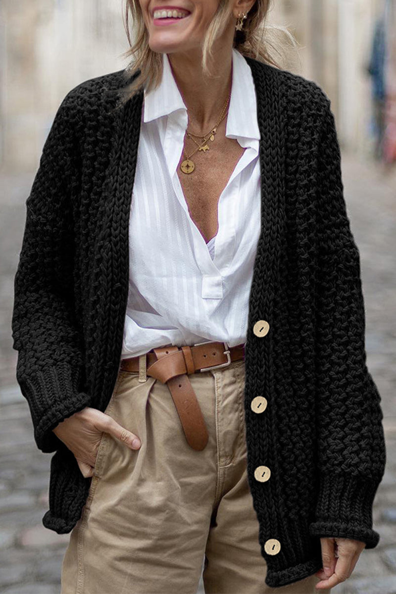 Cardigan donna elegante oversize con dettagli a coste pronunciati, maglieria moderna per la moda autunnale.