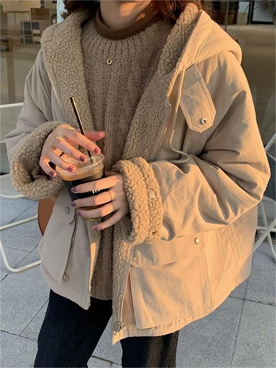 Cappotto invernale donna blu, oversize con cappuccio. Dona stile, eleganza e comfort al tuo abbigliamento.