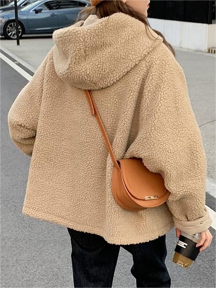 Parka donna albicocca oversize, perfetto per l'inverno. Caldo, comodo ed elegante con il suo cappuccio.