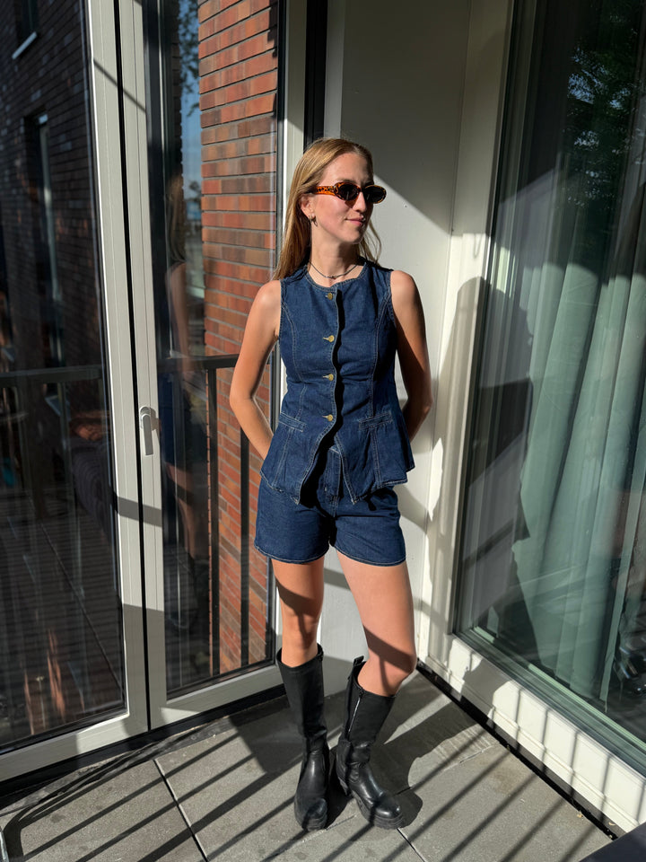 Set completo donna estivo denim chic: gilet versatile e shorts comodi. Ideale per un abbigliamento vacanza.