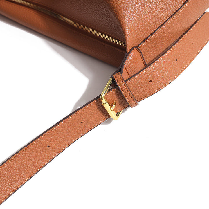 Ampia borsa a tracolla marrone da donna, spaziosa e funzionale per l'uso giornaliero e accessorio chic.