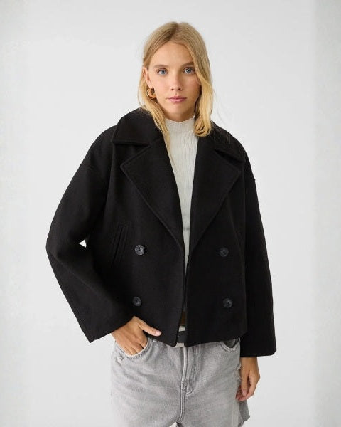 Cappotto donna minimal doppiopetto, corto e chic, in tessuto effetto lana, versatile per la stagione.