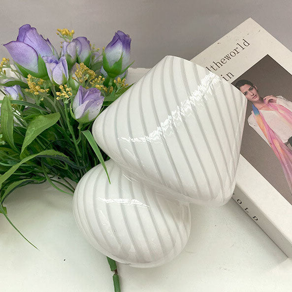 Stile contemporaneo: lampada a fungo con strisce, perfetta per arredamento moderno.