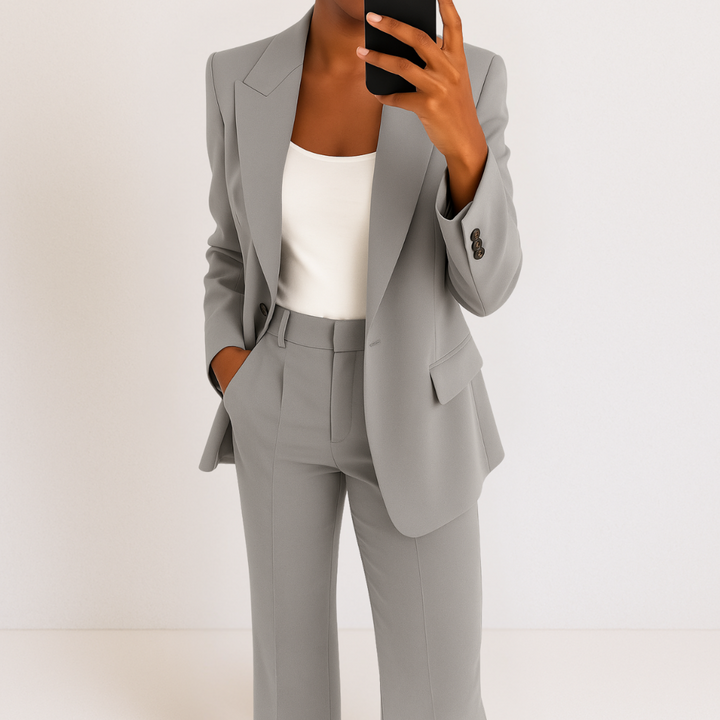 Moda donna: completo elegante con blazer e pantaloni a gamba larga. Ideale per stile business e casual.