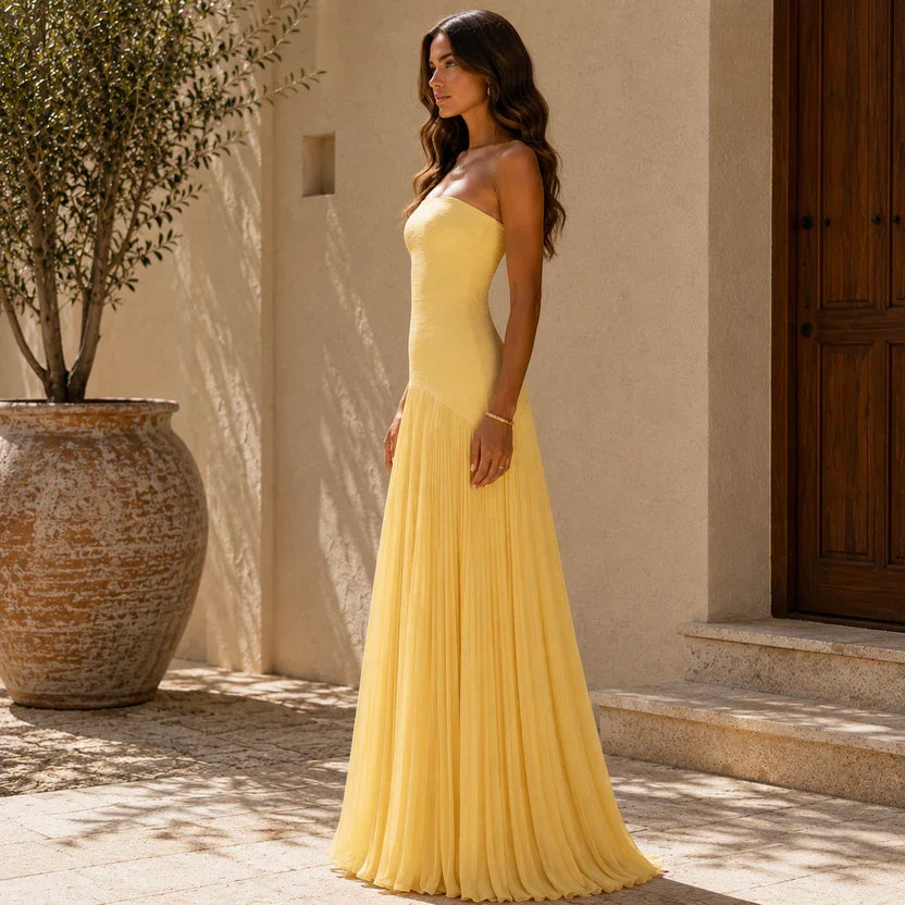 Abito da donna lungo, elegante e drappeggiato a fascia, ideale per la sera.