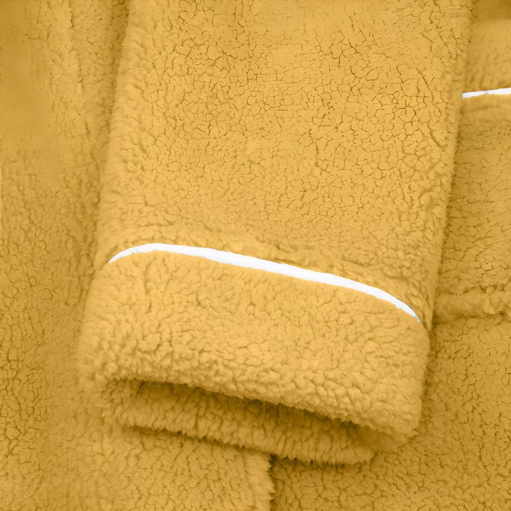Morbido accappatoio unisex in pile sherpa, design elegante. Ideale per il massimo comfort e relax a casa.