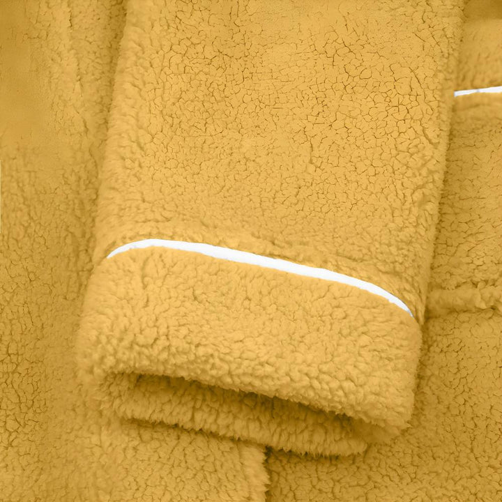 Morbido accappatoio unisex in pile sherpa, design elegante. Ideale per il massimo comfort e relax a casa.
