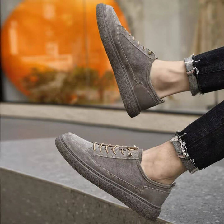 Sneakers uomo con lacci in movimento, leggere e flessibili. Comfort dinamico per la vita attiva.