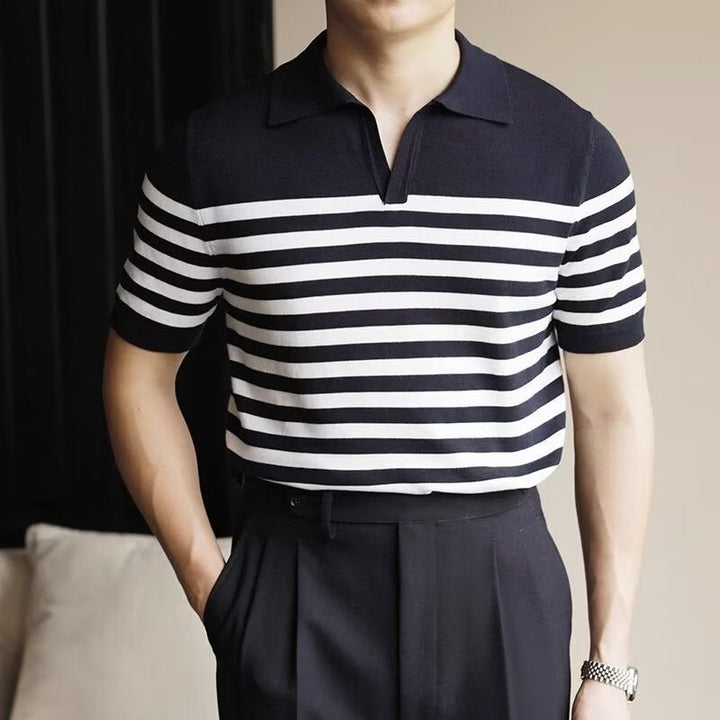 Uomo indossa maglia a righe a maniche corte, vestibilità comoda, creando un outfit casual e alla moda per ogni giorno.