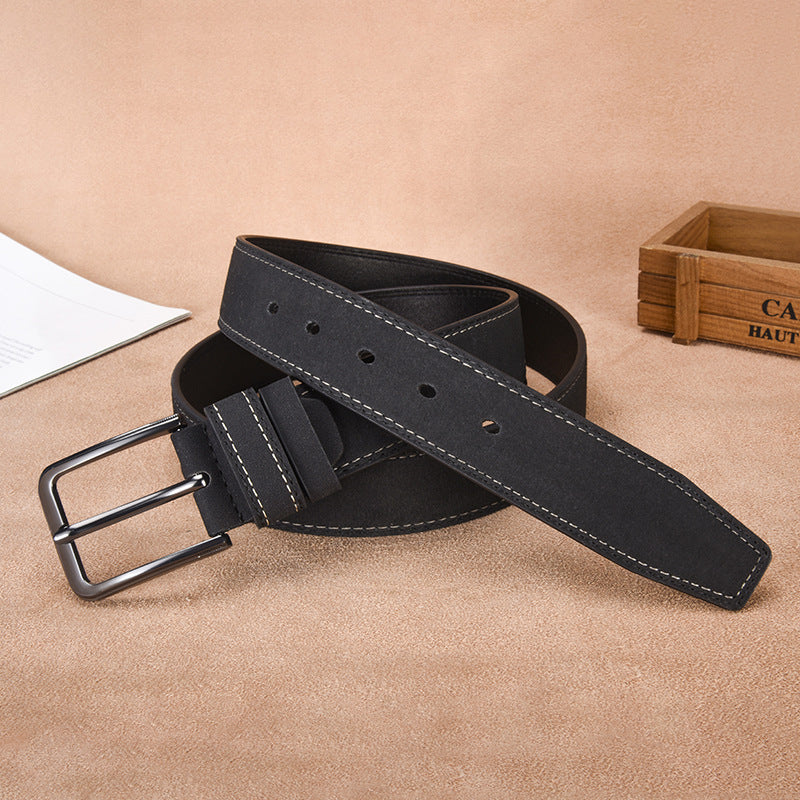Cintura uomo casual-professionale in pelle scamosciata, fibbia metallica lucida, accessorio di moda versatile.